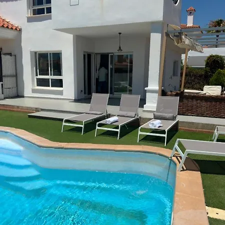 Cosy With Private Pool 丰希罗拉