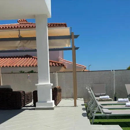 Cosy With Private Pool * 丰希罗拉