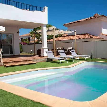 Cosy With Private Pool 빌라 *