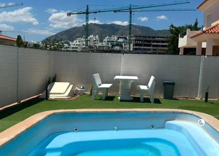 Вілла Cosy With Private Pool Фуенхірола